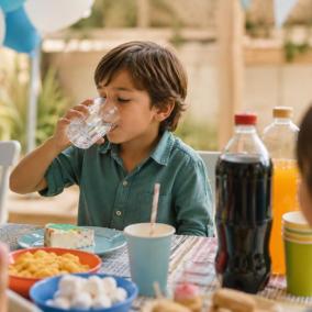 Ni&ntilde;os y bebidas azucaradas: el agua como nuevo h&aacute;bito saludable
